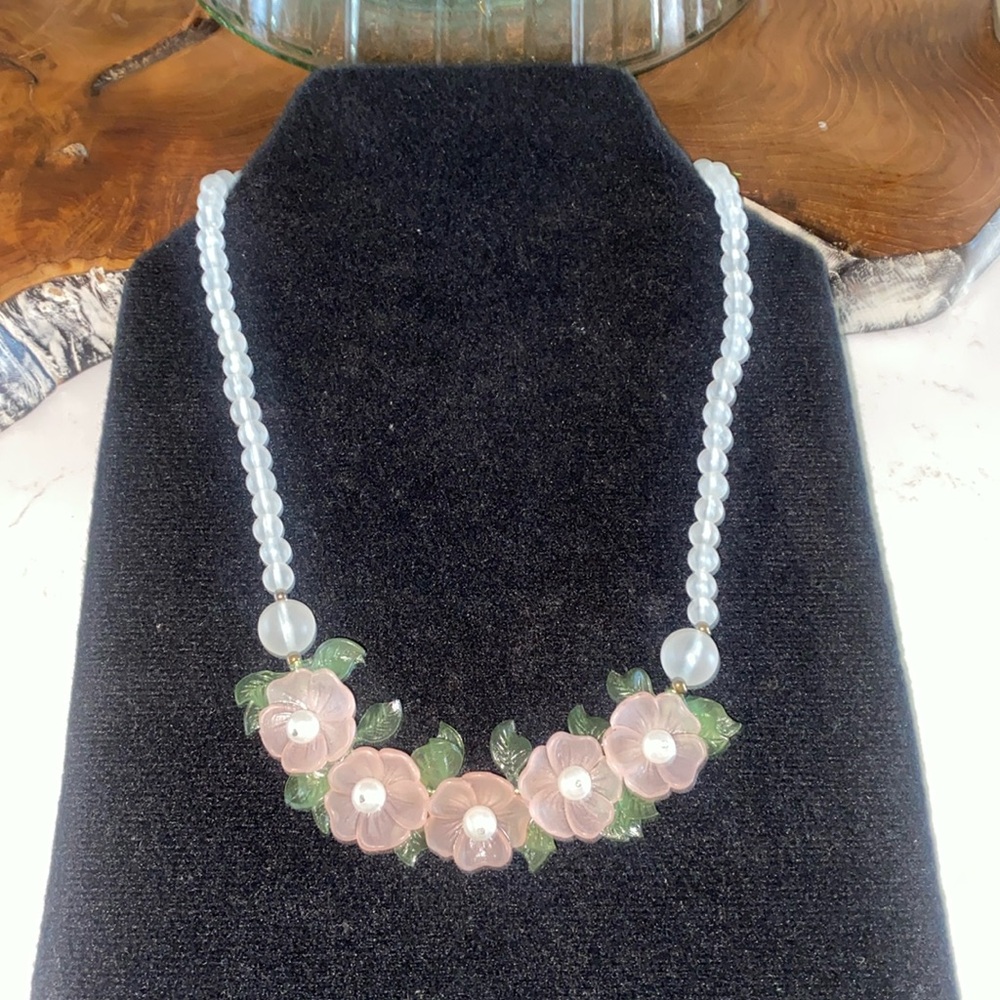 VTG acrylic/plastic flower necklace FINAL PRICE DROP